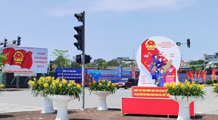 Đẩy mạnh trang trí, tuyên truyền trực quan hướng tới ngày bầu cử 15/3 tại phường Việt Hưng.- Ảnh 2.