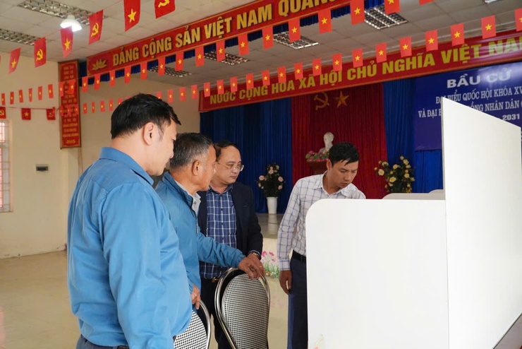 Đồng chí Phó Bí thư Đảng ủy, Chủ tịch UBND xã Chuyên Mỹ đi kiểm tra công tác chuẩn bị bầu cử tại các thôn Lễ Nhuế, Đồng Phố, Đồng Cả và Đại Nghiệp- Ảnh 1.