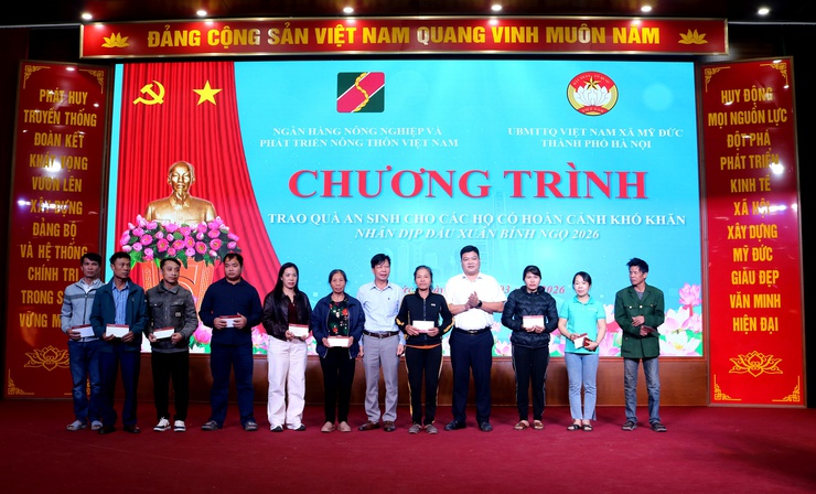 Ngân hàng chi nhánh AGRIBANK Chi Nhánh Hà tây tặng quà cho các hộ khó khăn tại xã Mỹ Đức - Ảnh 2.