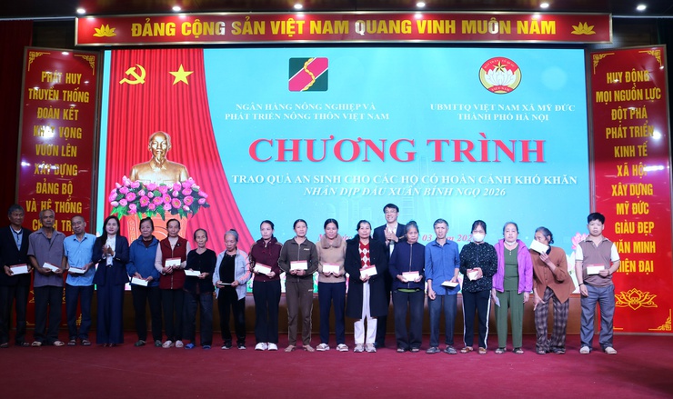 Ngân hàng chi nhánh AGRIBANK Chi Nhánh Hà tây tặng quà cho các hộ khó khăn tại xã Mỹ Đức - Ảnh 3.