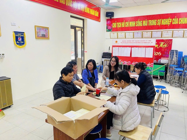 Đoàn giám sát của Ủy ban MTTQ Việt Nam xã Thanh Trì kiểm tra công tác bầu cử tại 6 đơn vị bầu cử trên địa bàn- Ảnh 1.