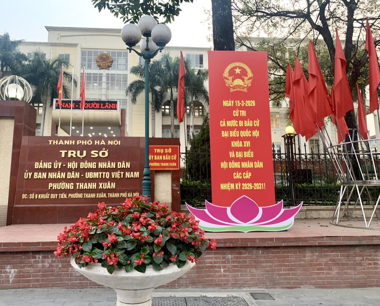 Phường Thanh Xuân rực rỡ cờ, hoa chào mừng ngày bầu cử Đại biểu Quốc hội khóa XVI và đại biểu HĐND các cấp nhiệm kỳ 2026-2031- Ảnh 1.