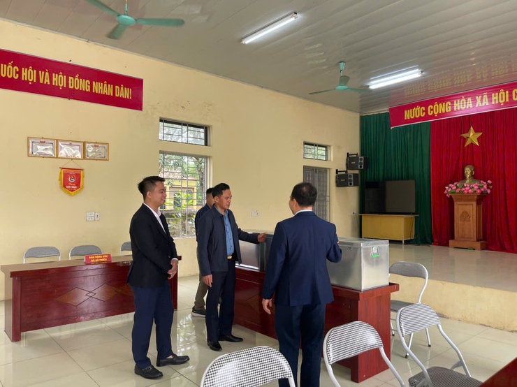 Đồng chí Phí Minh Hải kiểm tra công tác chuẩn bị bầu cử tại các khu vực bỏ phiếu trên địa bàn phường Chương Mỹ- Ảnh 1.