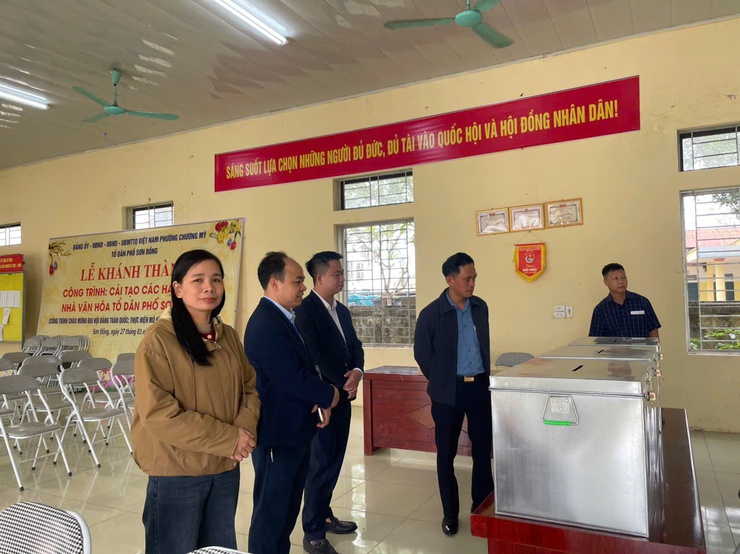 Đồng chí Phí Minh Hải kiểm tra công tác chuẩn bị bầu cử tại các khu vực bỏ phiếu trên địa bàn phường Chương Mỹ- Ảnh 2.