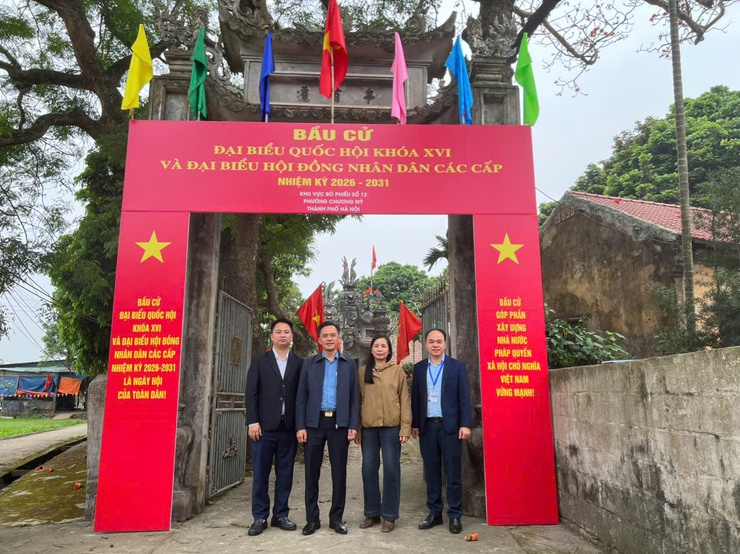 Đồng chí Phí Minh Hải kiểm tra công tác chuẩn bị bầu cử tại các khu vực bỏ phiếu trên địa bàn phường Chương Mỹ- Ảnh 3.