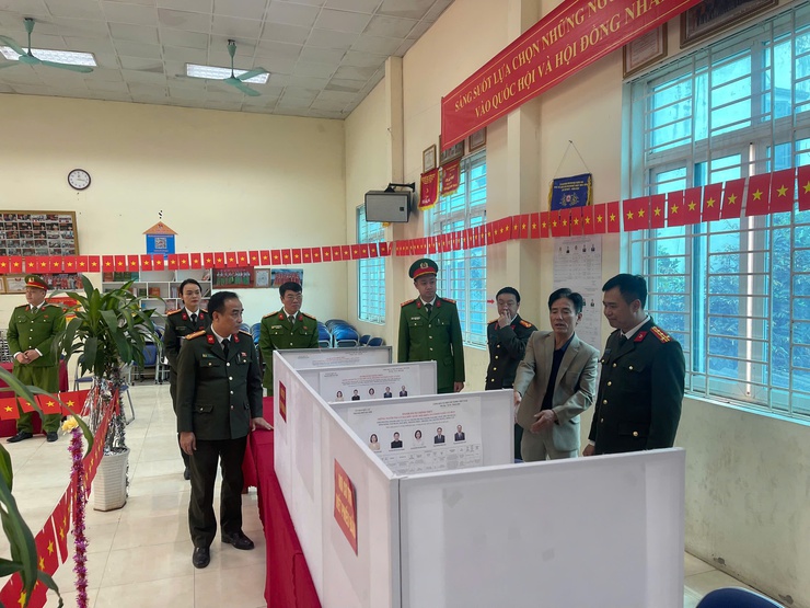 Công an xã Tam Hưng bảo đảm an ninh, trật tự phục vụ bầu cử đại biểu Quốc hội khóa XVI và HĐND các cấp- Ảnh 1.