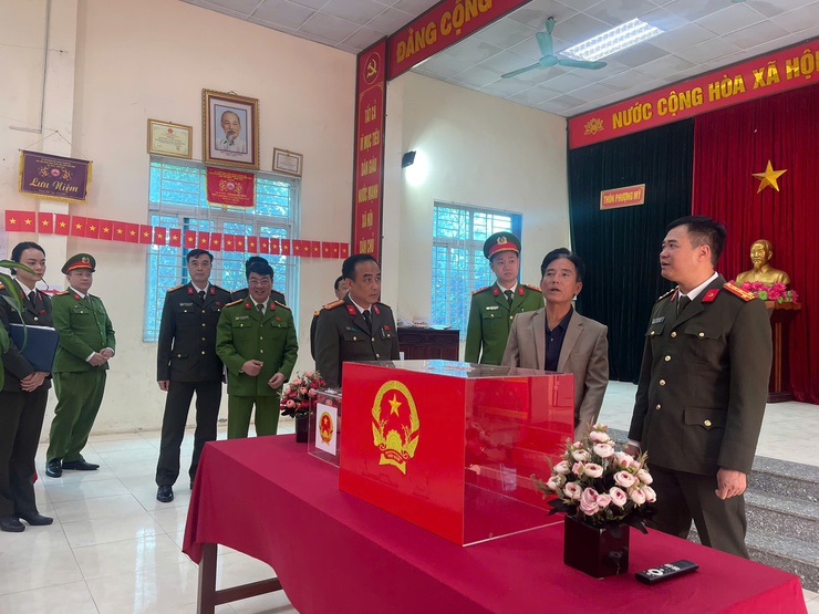 Công an xã Tam Hưng bảo đảm an ninh, trật tự phục vụ bầu cử đại biểu Quốc hội khóa XVI và HĐND các cấp- Ảnh 4.