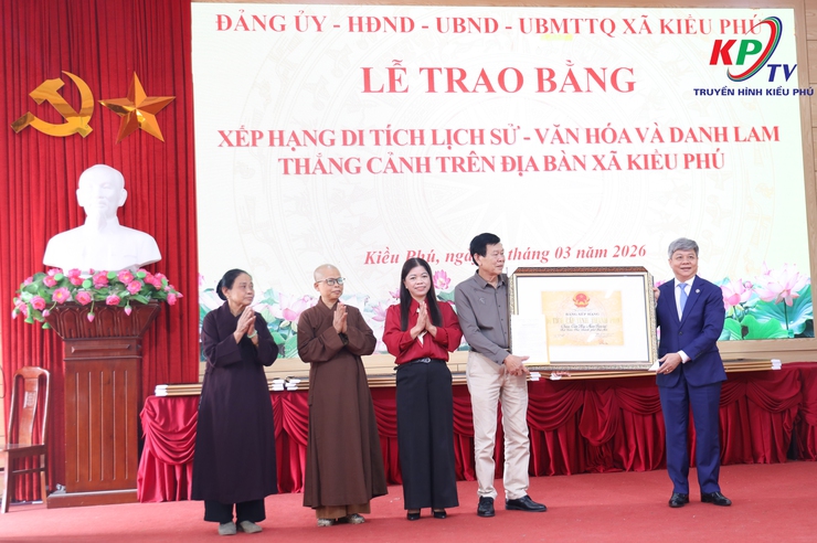 UBND xã Kiều Phú tổ chức hội nghị trao Bằng công nhận xếp hạng di tích lịch sử - văn hoá và danh lam thăng cảnh trên địa bàn.- Ảnh 13.