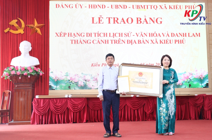UBND xã Kiều Phú tổ chức hội nghị trao Bằng công nhận xếp hạng di tích lịch sử - văn hoá và danh lam thăng cảnh trên địa bàn.- Ảnh 6.