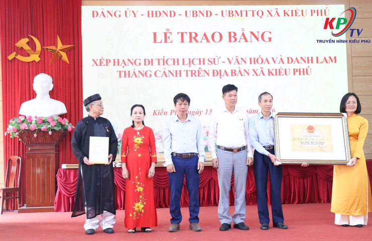 UBND xã Kiều Phú tổ chức hội nghị trao Bằng công nhận xếp hạng di tích lịch sử - văn hoá và danh lam thăng cảnh trên địa bàn.- Ảnh 12.