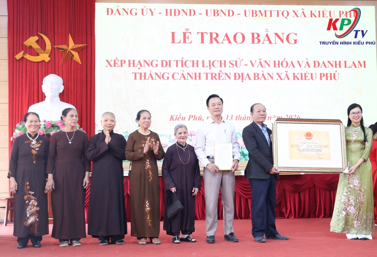 UBND xã Kiều Phú tổ chức hội nghị trao Bằng công nhận xếp hạng di tích lịch sử - văn hoá và danh lam thăng cảnh trên địa bàn.- Ảnh 7.