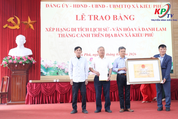 UBND xã Kiều Phú tổ chức hội nghị trao Bằng công nhận xếp hạng di tích lịch sử - văn hoá và danh lam thăng cảnh trên địa bàn.- Ảnh 18.