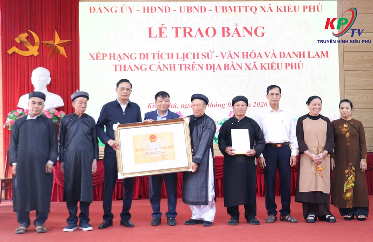 UBND xã Kiều Phú tổ chức hội nghị trao Bằng công nhận xếp hạng di tích lịch sử - văn hoá và danh lam thăng cảnh trên địa bàn.- Ảnh 11.