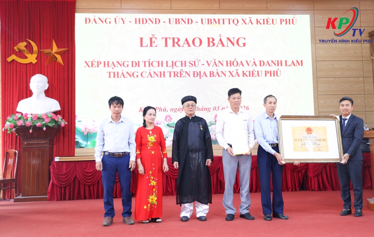 UBND xã Kiều Phú tổ chức hội nghị trao Bằng công nhận xếp hạng di tích lịch sử - văn hoá và danh lam thăng cảnh trên địa bàn.- Ảnh 16.