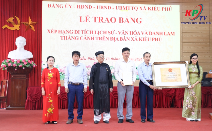 UBND xã Kiều Phú tổ chức hội nghị trao Bằng công nhận xếp hạng di tích lịch sử - văn hoá và danh lam thăng cảnh trên địa bàn.- Ảnh 8.