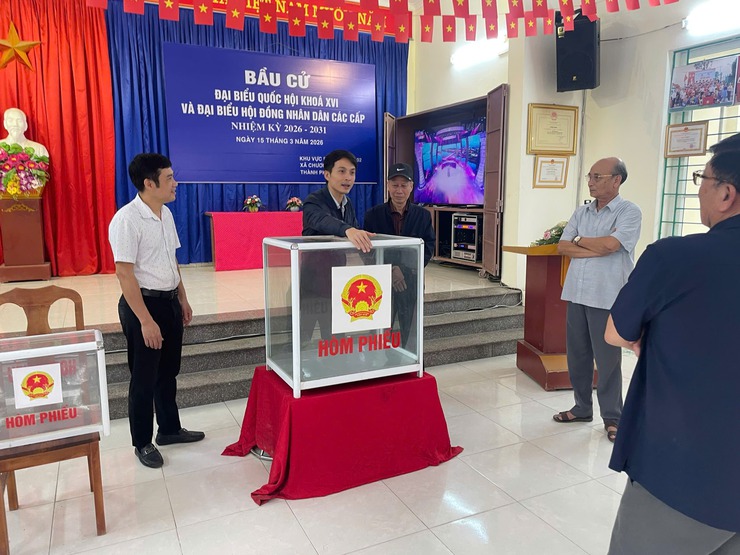 Đồng chí Phùng Văn Quân – Ủy viên Ban Thường vụ Đảng ủy, Trưởng Ban Xây dựng Đảng kiểm tra công tác chuẩn bị bầu cử tại Đơn vị bầu cử số 01- Ảnh 1.