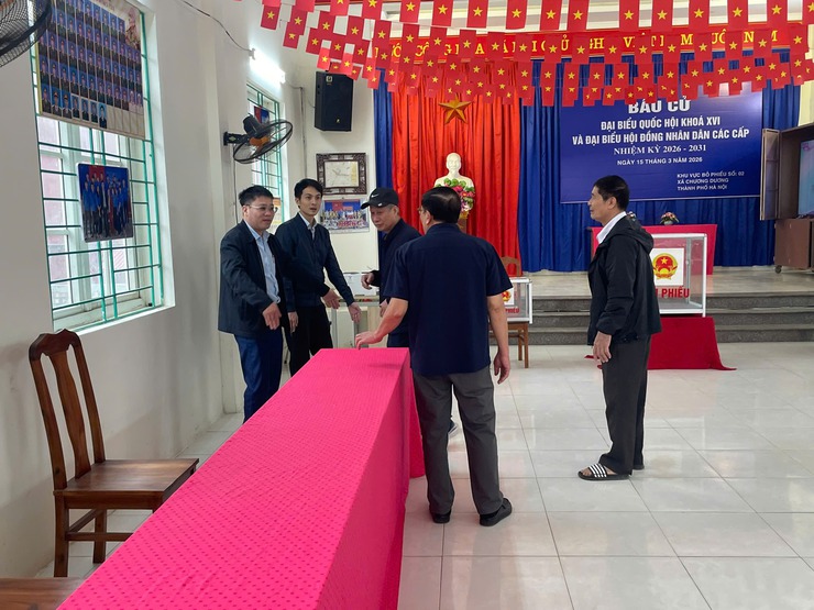 Đồng chí Phùng Văn Quân – Ủy viên Ban Thường vụ Đảng ủy, Trưởng Ban Xây dựng Đảng kiểm tra công tác chuẩn bị bầu cử tại Đơn vị bầu cử số 01- Ảnh 2.