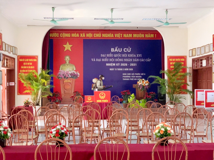 Trạm Y tế phường Yên Nghĩa triển khai phun khử khuẩn, đảm bảo môi trường an toàn phục vụ bầu cử- Ảnh 3.