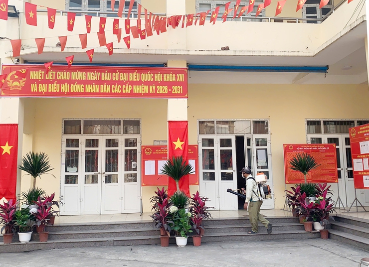 Trạm Y tế phường Yên Nghĩa triển khai phun khử khuẩn, đảm bảo môi trường an toàn phục vụ bầu cử- Ảnh 7.