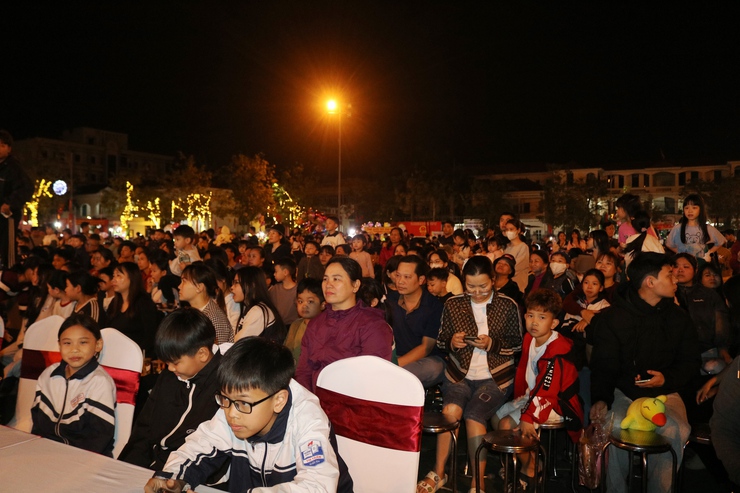 Rực rỡ đêm nghệ thuật chào mừng ngày hội bầu cử tại xã Quốc Oai- Ảnh 4.