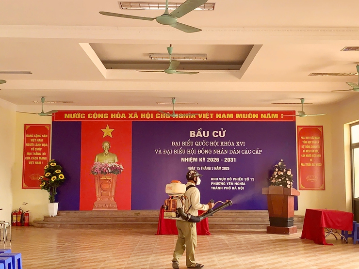 Trạm Y tế phường Yên Nghĩa triển khai phun khử khuẩn, đảm bảo môi trường an toàn phục vụ bầu cử- Ảnh 1.