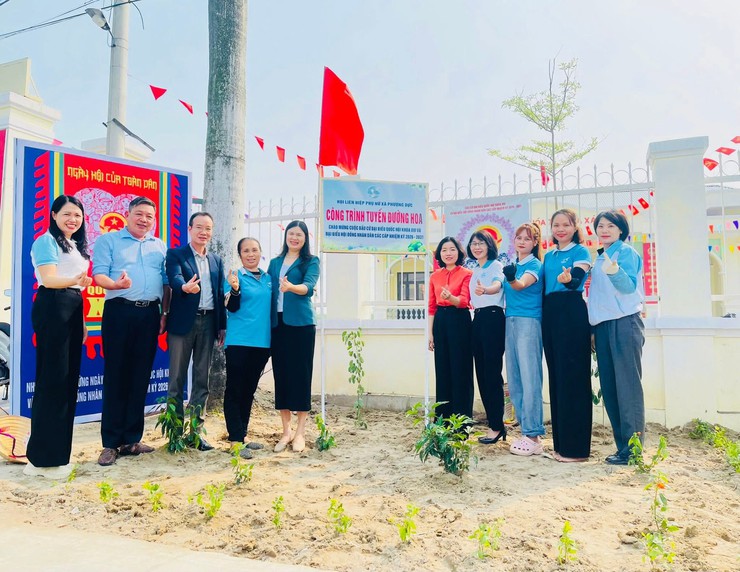 HỘI LIÊN HIỆP PHỤ NỮ XÃ  GẮN BIỂN CÔNG TRÌNH TUYẾN ĐƯỜNG HOA, TẶNG GHẾ ĐÁ CHÀO MỪNG CUỘC BẦU CỬ ĐẠI BIỂU QUỐC HỘI VÀ HĐND CÁC CẤP NHIỆM KỲ 2026 – 2031- Ảnh 1.