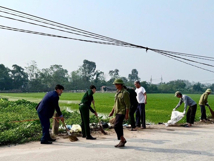 MTTQ xã và các tổ chức chính trị - xã hội xã Chuyên Mỹ ra quân vệ sinh môi trường chào mừng ngày bầu cử- Ảnh 4.