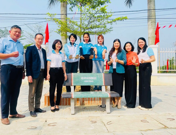 HỘI LIÊN HIỆP PHỤ NỮ XÃ  GẮN BIỂN CÔNG TRÌNH TUYẾN ĐƯỜNG HOA, TẶNG GHẾ ĐÁ CHÀO MỪNG CUỘC BẦU CỬ ĐẠI BIỂU QUỐC HỘI VÀ HĐND CÁC CẤP NHIỆM KỲ 2026 – 2031- Ảnh 3.