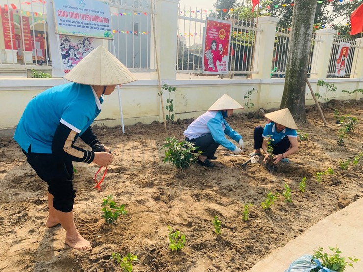 HỘI LIÊN HIỆP PHỤ NỮ XÃ  GẮN BIỂN CÔNG TRÌNH TUYẾN ĐƯỜNG HOA, TẶNG GHẾ ĐÁ CHÀO MỪNG CUỘC BẦU CỬ ĐẠI BIỂU QUỐC HỘI VÀ HĐND CÁC CẤP NHIỆM KỲ 2026 – 2031- Ảnh 2.