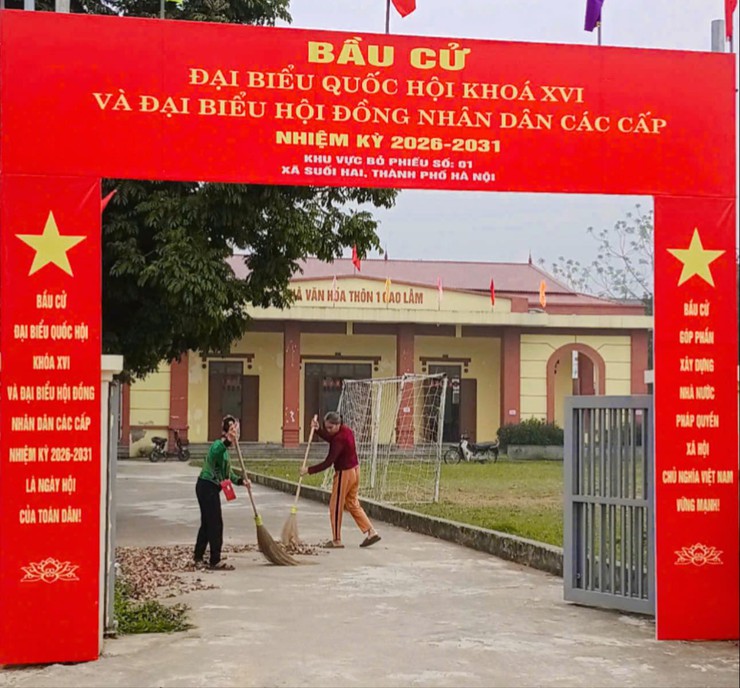 Nhân dân hăng hái ra quân vệ sinh môi trường chào mừng ngày bầu cử- Ảnh 1.