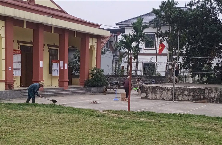 Nhân dân hăng hái ra quân vệ sinh môi trường chào mừng ngày bầu cử- Ảnh 2.