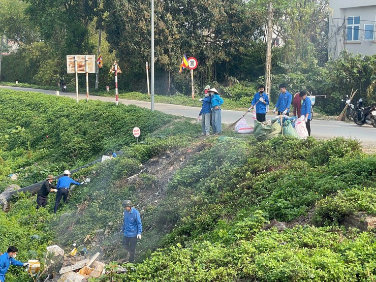 MTTQ xã và các tổ chức chính trị - xã hội xã Chuyên Mỹ ra quân vệ sinh môi trường chào mừng ngày bầu cử- Ảnh 5.