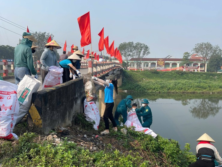 MTTQ xã và các tổ chức chính trị - xã hội xã Chuyên Mỹ ra quân vệ sinh môi trường chào mừng ngày bầu cử- Ảnh 3.