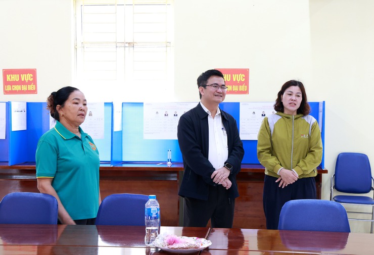 BÍ THƯ ĐẢNG ỦY XÃ TRUNG GIÃ KIỂM TRA CÔNG TÁC CHUẨN BỊ BẦU CỬ TẠI CÁC KHU VỰC BỎ PHIẾU- Ảnh 1.