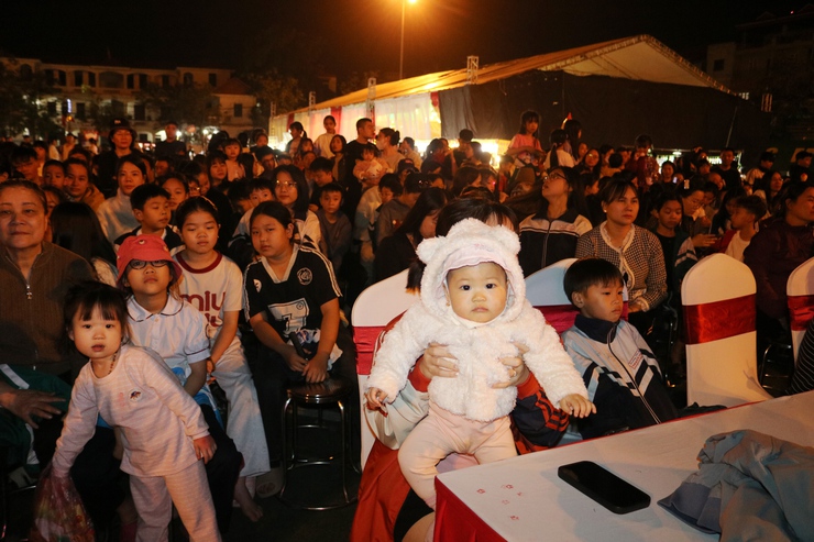 Rực rỡ đêm nghệ thuật chào mừng ngày hội bầu cử tại xã Quốc Oai- Ảnh 8.