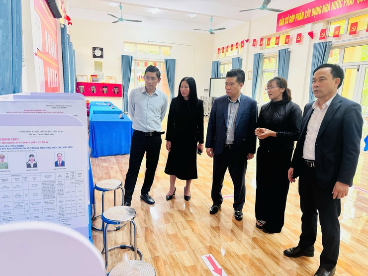 Chủ tịch UBND xã kiểm tra công tác chuẩn bị bầu cử đại biểu Quốc hội và HĐND các cấp- Ảnh 2.