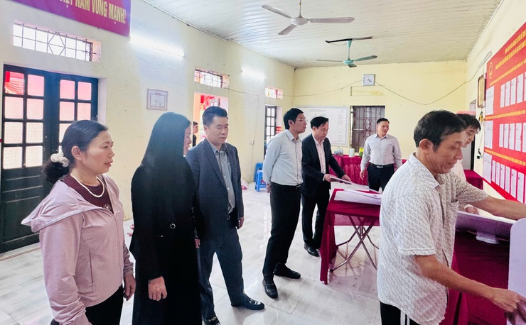 Chủ tịch UBND xã kiểm tra công tác chuẩn bị bầu cử đại biểu Quốc hội và HĐND các cấp- Ảnh 1.