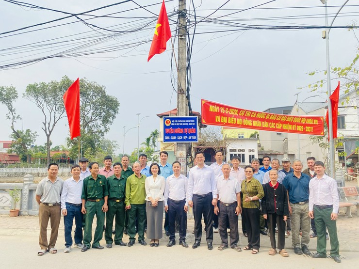 Hội Cựu chiến binh xã Hát Môn ra mắt mô hình tuyến đường tự quản “Sáng – xanh – sạch – đẹp – an toàn”- Ảnh 4.