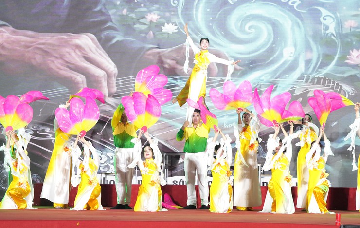 Bát Tràng rộn ràng chương trình nghệ thuật "Ngày hội non sông – Niềm tin và khát vọng" chào mừng bầu cử đại biểu Quốc hội khóa XVI và đại biểu HĐND các cấp, nhiệm kỳ 2026-2031- Ảnh 4.
