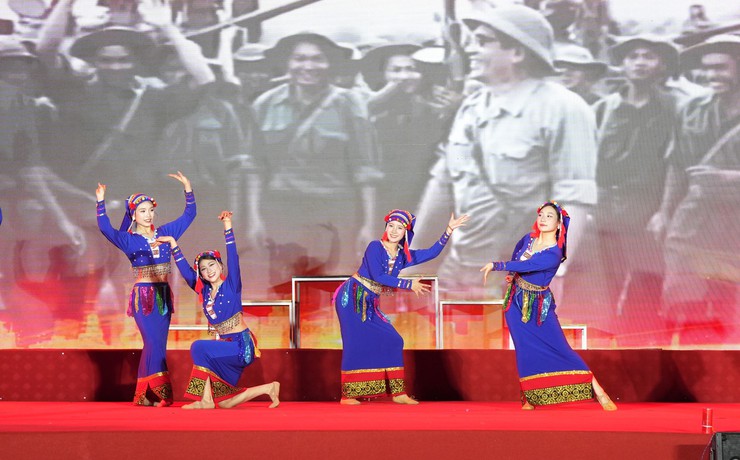 Bát Tràng rộn ràng chương trình nghệ thuật "Ngày hội non sông – Niềm tin và khát vọng" chào mừng bầu cử đại biểu Quốc hội khóa XVI và đại biểu HĐND các cấp, nhiệm kỳ 2026-2031- Ảnh 6.