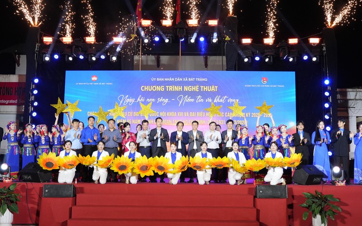 Bát Tràng rộn ràng chương trình nghệ thuật "Ngày hội non sông – Niềm tin và khát vọng" chào mừng bầu cử đại biểu Quốc hội khóa XVI và đại biểu HĐND các cấp, nhiệm kỳ 2026-2031- Ảnh 2.