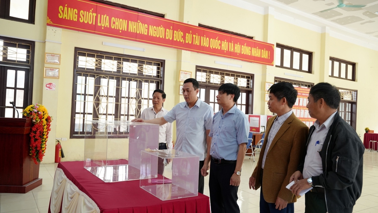 Đồng chí Chủ tịch UBND phường Lê Xuân Hoàn kiểm tra các điểm bầu cử, sẵn sàng cho ngày bầu cử 15/3- Ảnh 1.