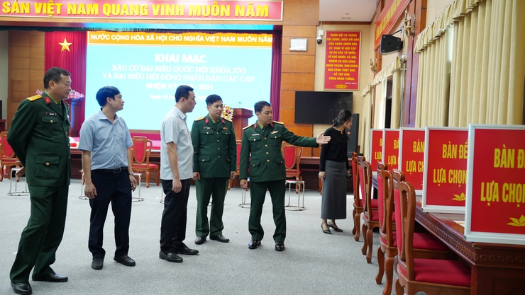 Đồng chí Chủ tịch UBND phường Lê Xuân Hoàn kiểm tra các điểm bầu cử, sẵn sàng cho ngày bầu cử 15/3- Ảnh 3.