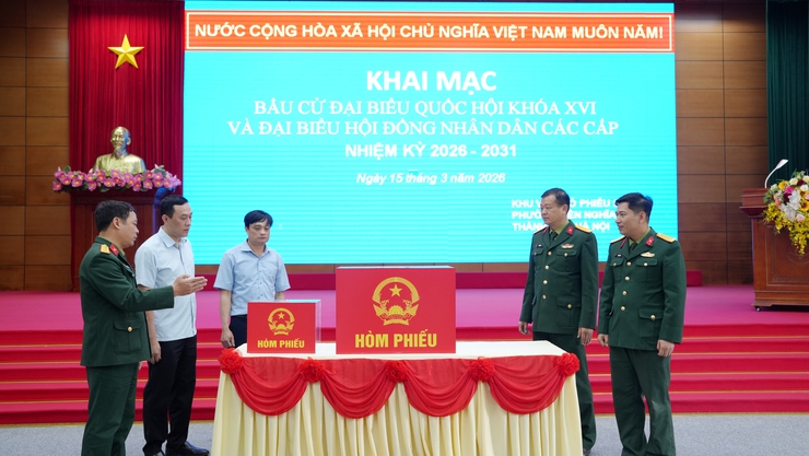 Đồng chí Chủ tịch UBND phường Lê Xuân Hoàn kiểm tra các điểm bầu cử, sẵn sàng cho ngày bầu cử 15/3- Ảnh 2.