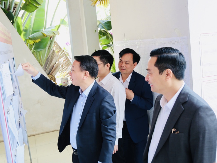Trưởng ban Nội chính Thành ủy Hà Nội Trần Đình Cảnh kiểm tra công tác chuẩn bị bầu cử tại xã Tam Hưng - Ảnh 1.
