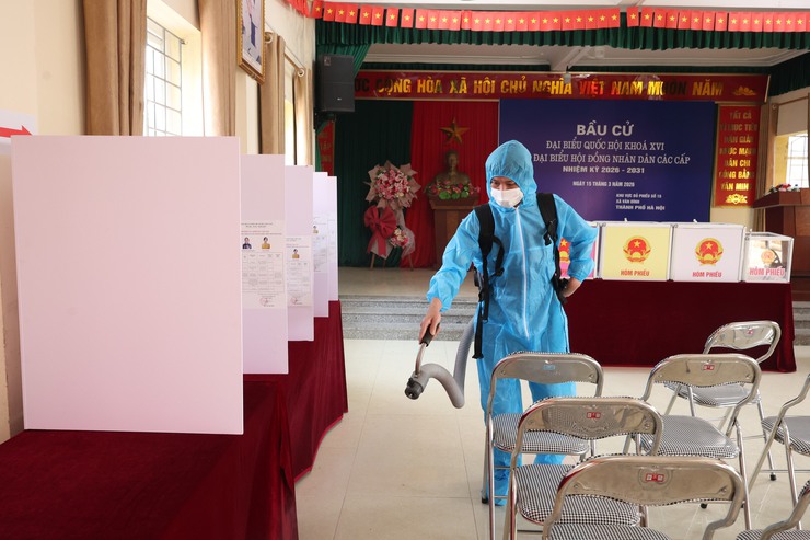Xã Vân Đình phun khử khuẩn khu vực bỏ phiếu trước ngày bầu cử 15/3- Ảnh 2.