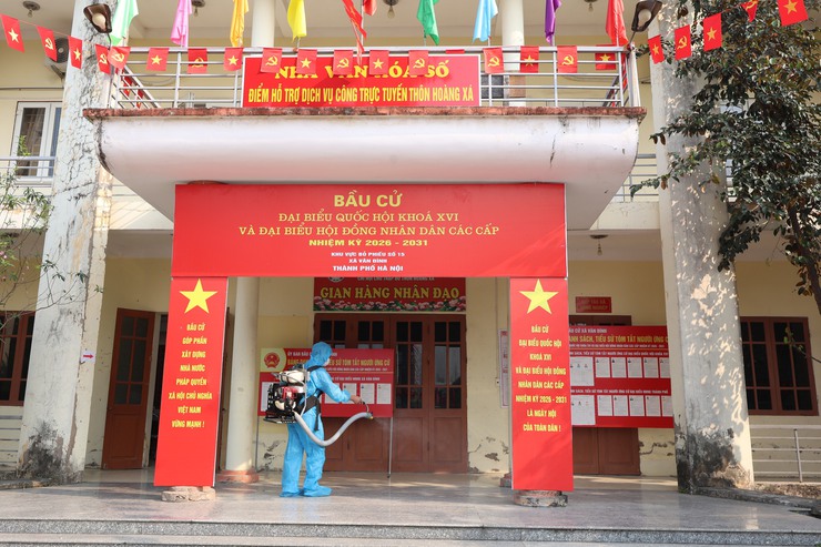Xã Vân Đình phun khử khuẩn khu vực bỏ phiếu trước ngày bầu cử 15/3- Ảnh 3.