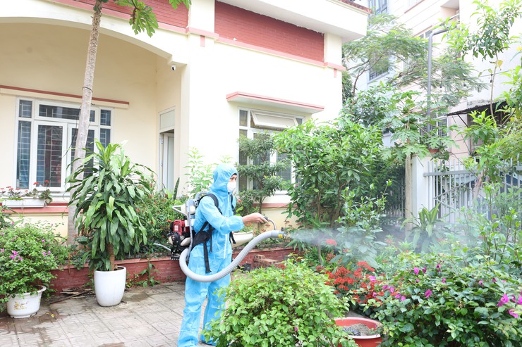 Xã Vân Đình phun khử khuẩn khu vực bỏ phiếu trước ngày bầu cử 15/3- Ảnh 5.