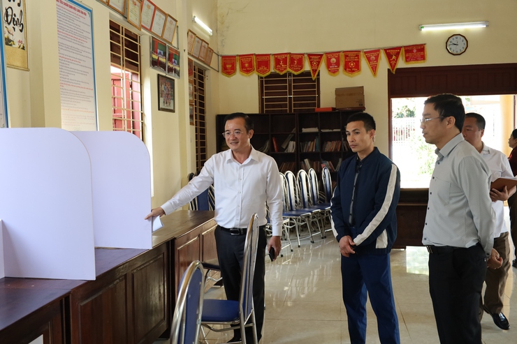 Đồng chí Đỗ Mạnh Hưng, Bí thư Đảng ủy, Chủ tịch HĐND xã Suối Hai kiểm tra công tác trang trí khánh tiết, chuẩn bị cho cuộc bầu cử - Ảnh 1.