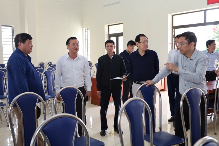 Đồng chí Đỗ Mạnh Hưng, Bí thư Đảng ủy, Chủ tịch HĐND xã Suối Hai kiểm tra công tác trang trí khánh tiết, chuẩn bị cho cuộc bầu cử - Ảnh 3.